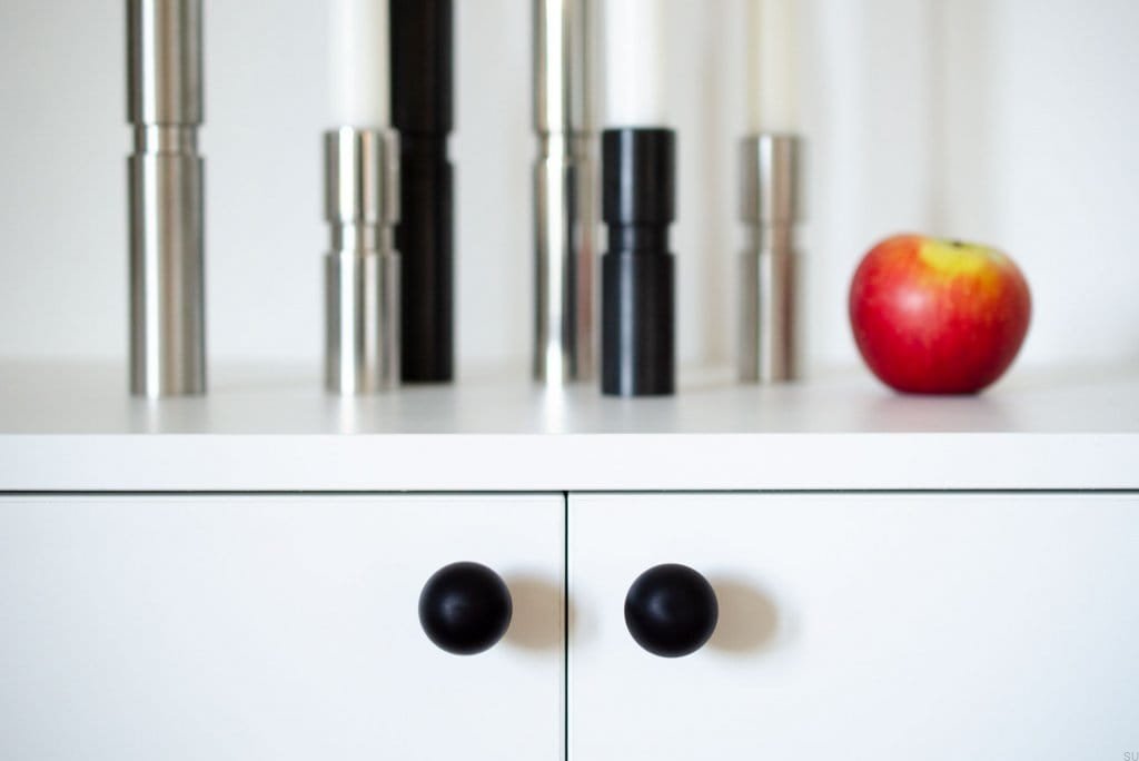 Zdjecie galki Drop czarnej na meblu