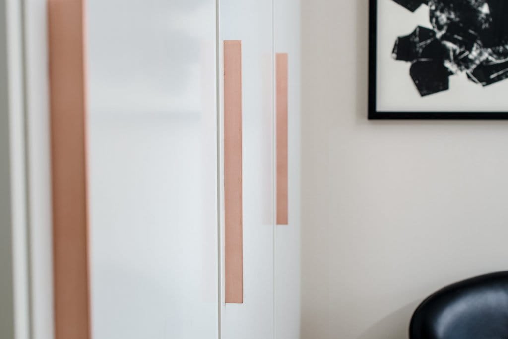 Ukazanie uchwytu clean cut na meblu