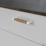 10210125--Uchwyt-meblowy-Podłużny-Hjo-128-Biały-Mat-z-Drewnem-Dębowym-Twentytwo-Skandynawskie-Uchwyty_1