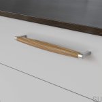 10210135--Uchwyt-meblowy-Podłużny-Hjo-256-Srebrny-Szczotkowany-z-Drewnem-Dębowym-Twentytwo-Skandynawskie-Uchwyty_1