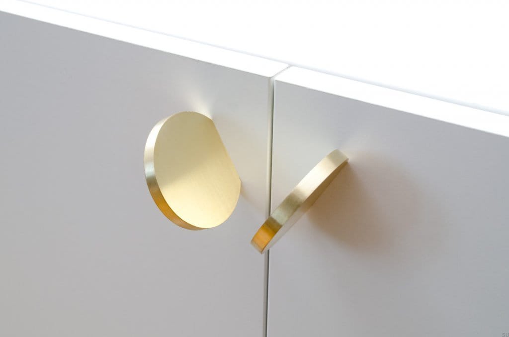 Gałki Globe 50 mosiądz szczotkowany na meblu