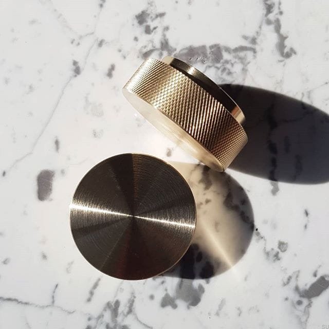 U.11.1--Gałka-Meblowa-Tove-L-Złota-Mosiężna-Szczotkowana-Nielakierowana-Open&amp;Hide-Skandynawskie-Uchwyty_3