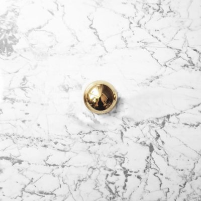 Мебельная ручка Odete S, полированная и лакированная латунь.