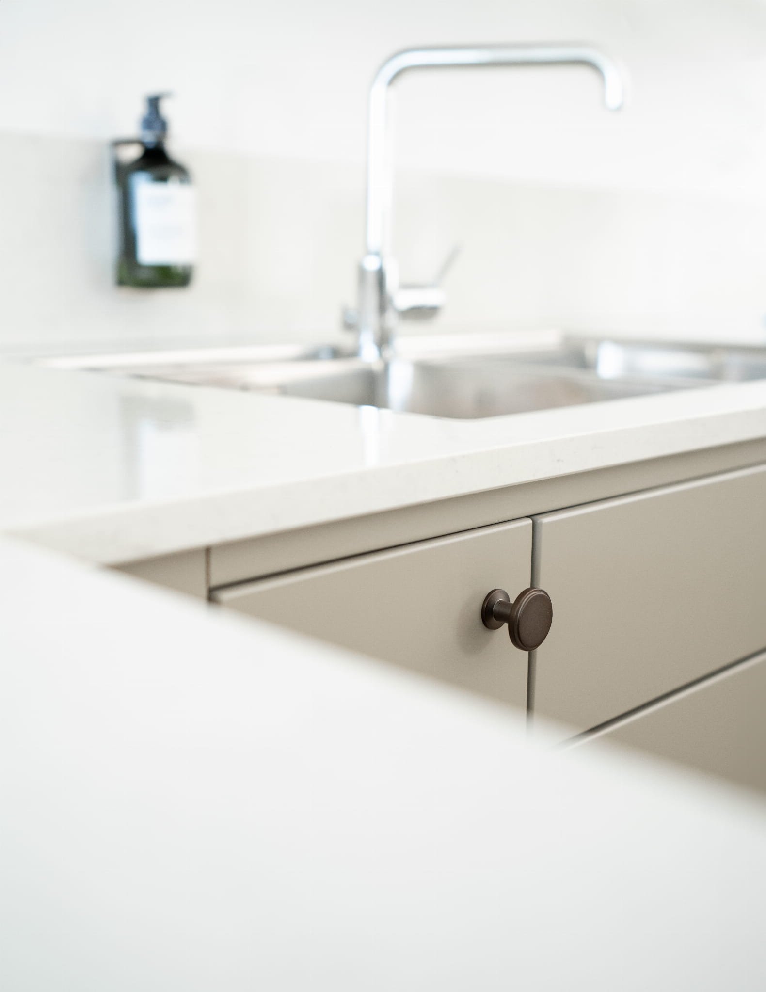 343309-11--Gałka-meblowa-Uno-Mosiężna-Palona-Beslag-Design-Skandynawskie-Uchwyty_3