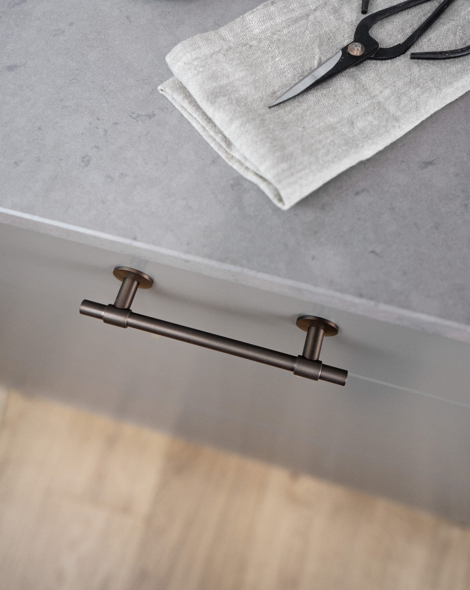 343305-11--Uchwyt-meblowy-podłużny-Uniform-128-Mosiężny-Palony-Beslag-Design-Skandynawskie-Uchwyty_4