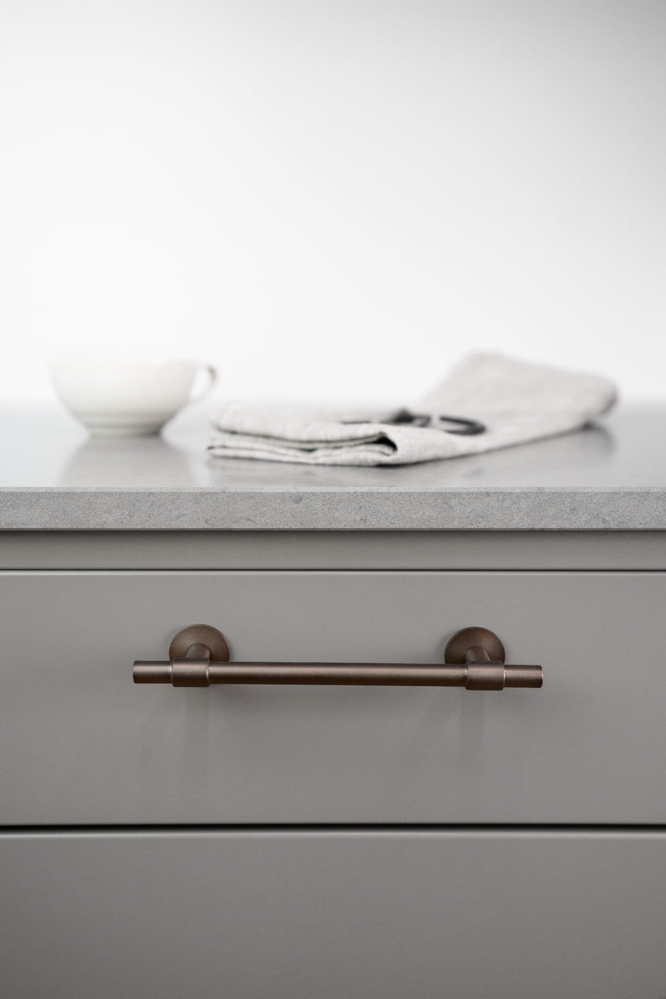 343305-11--Uchwyt-meblowy-podłużny-Uniform-128-Mosiężny-Palony-Beslag-Design-Skandynawskie-Uchwyty_8