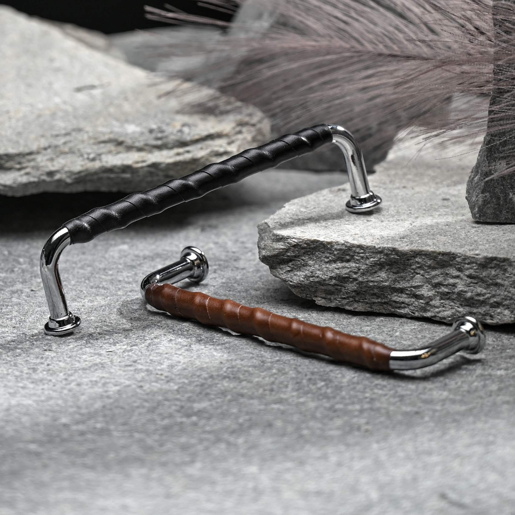 12002408SP--Uchwyt-meblowy-podłużny-Burano-128-Chrom-Polerowany-z-Czarną-Skórą-Theofils-Skandynawskie-Uchwyty_2