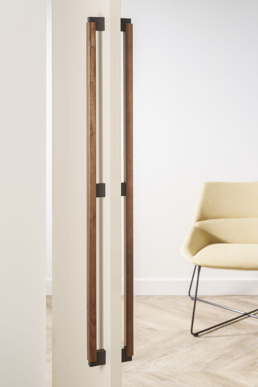 0659960NM2716--Uchwyt-Meblowy-podłużny-Duo-Big-960-Drewniany-Dębowy-z-Czarnym-Aluminium-Viefe-Skandynawskie-Uchwyty_4