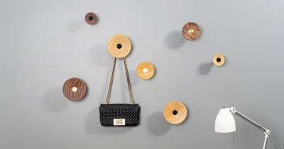 Настенная вешалка Zoot 60 из дуба с черным матовым алюминием