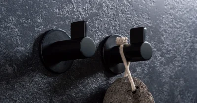 Металлическая настенная вешалка Fin, матовая черная