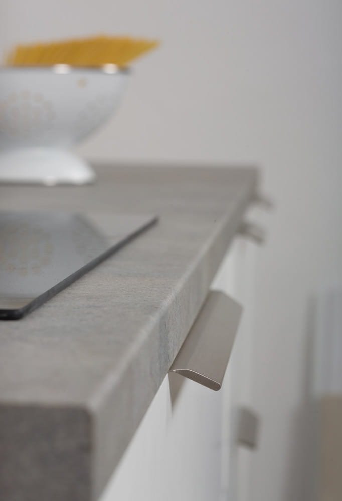 0375128L09--Uchwyt-Meblowy-Krawędziowy-Vann-200-Aluminiowy-Czarny-Viefe-Skandynawskie-Uchwyty_4