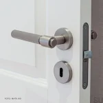 752013-41M--Klamka-do-Drzwi-Helix-Stripe-200-Srebrna-Szczotkowana-Zamek-Modułowy-Beslag-Design-Skandynawskie-Uchwyty_4