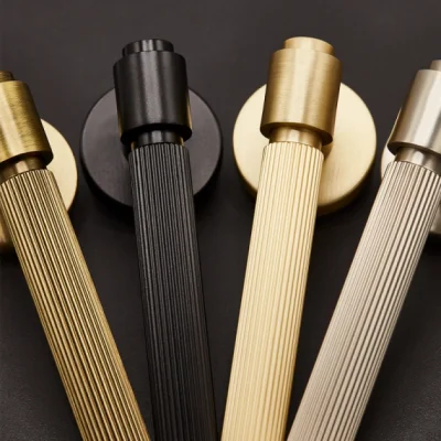 Модульный замок с дверной ручкой Helix Stripe 200 Gold Brushed