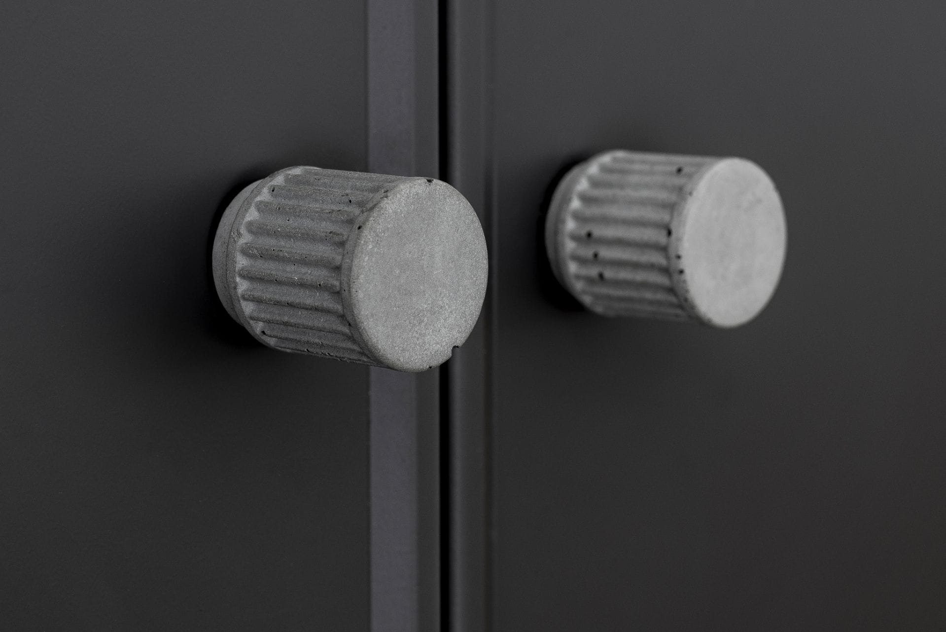 9.1.7--Gałka-Meblowa-Audio-Mono-28-Szary-Beton-Architektoniczny-Plankton-Skandynawskie-Uchwyty_4