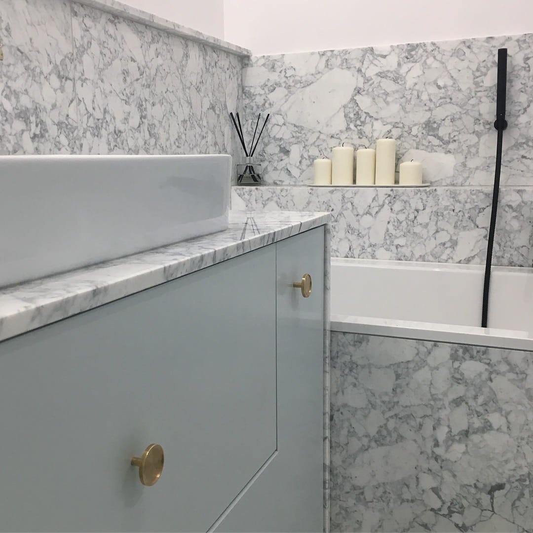 U.1.0--Gałka-Meblowa-Ina-L-Mosiężna-Szczotkowana-Nielakierowana-Open&amp;Hide-Skandynawskie-Uchwyty_5