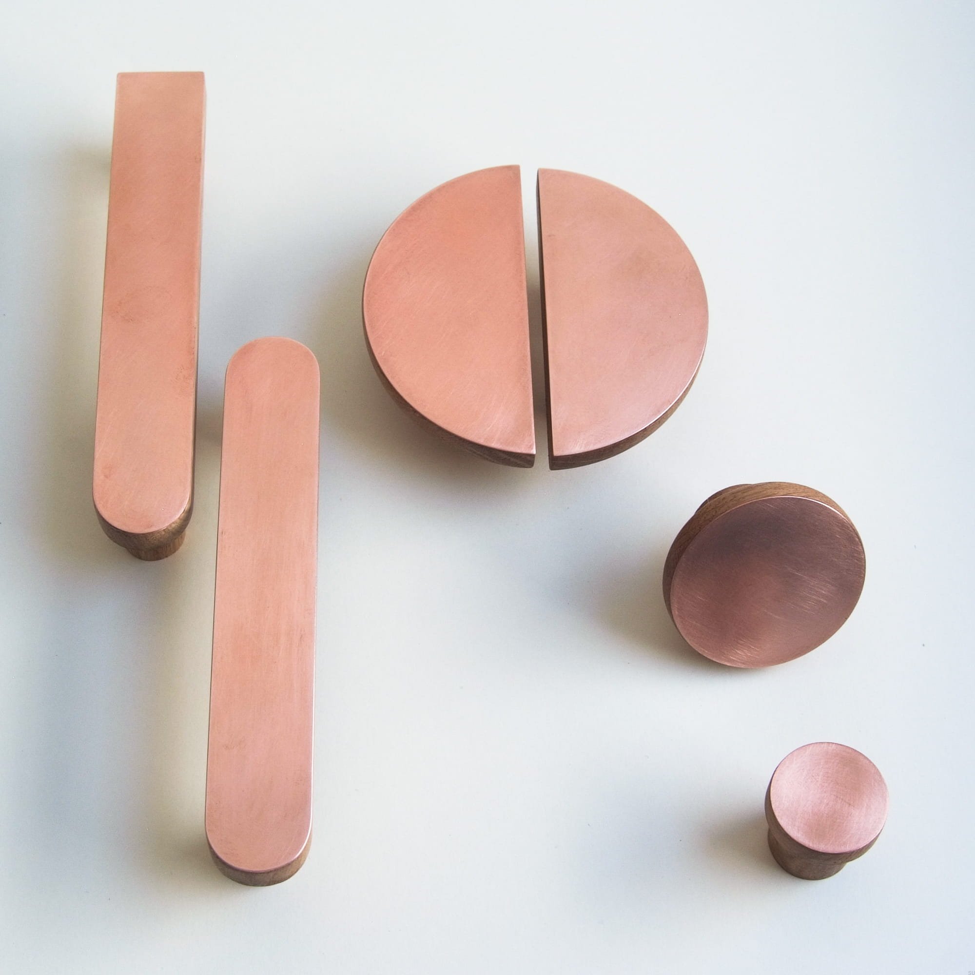 M_3-0-0-2--Uchwyt-meblowy-podłużny-Copper-Round-Drewniany-Dębowy-z-Miedzią-Szczotkowaną-Nielakierowaną-Dot-MAnufacture-Skandynawskie-Uchwyty_6