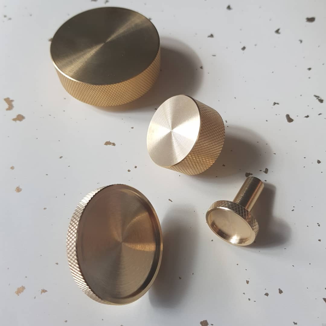 U.5.1--Gałka-Meblowa-Vera-S-Mosiężna-Szczotkowana-Nielakierowana-Open&amp;Hide-Skandynawskie-Uchwyty_5