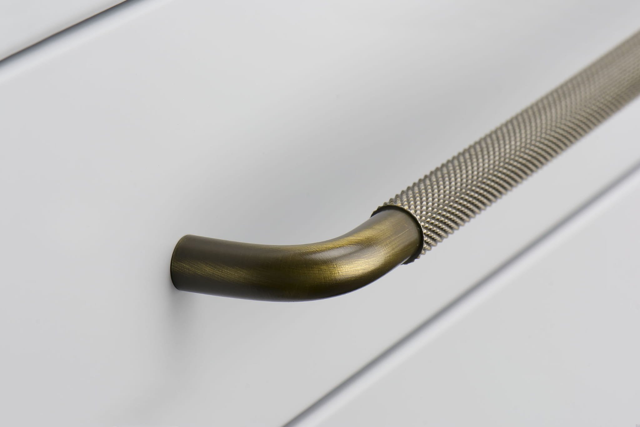 Zdjęcie przedstawia uchwyt meblowy podłużny na meblu z serii Helix od Beslag Design