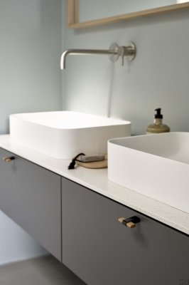 T-Bar Crossing 50 металлическая матово-черная мебельная ручка с дубовым деревом