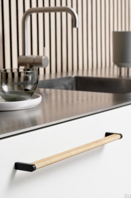 Crossing 320 Металлическая матовая черная мебельная ручка с дубовым деревом