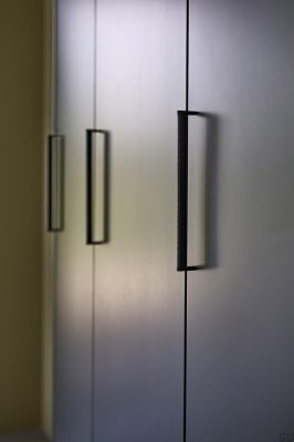 Crossing 320 Металлическая матовая черная мебельная ручка с черным дубовым деревом 