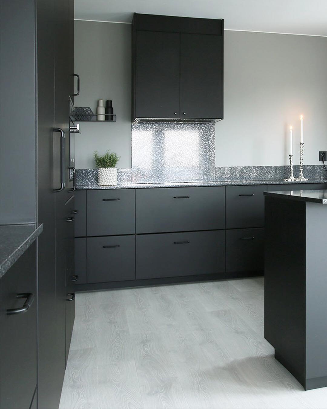 Kuchnia z uchwytami Helix w kolorze czarnym.jpg