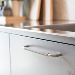 Uchwyt podłużny Helix , stal nierdzewna, na meblu