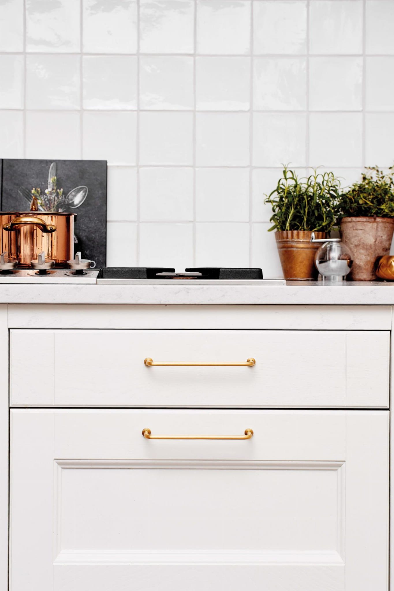 240330128-21--Uchwyt-meblowy-podłużny-Lounge-128-Mosiężny-Złoty-Szczotkowany-Furnipart-Skandynawskie-Uchwyty_2