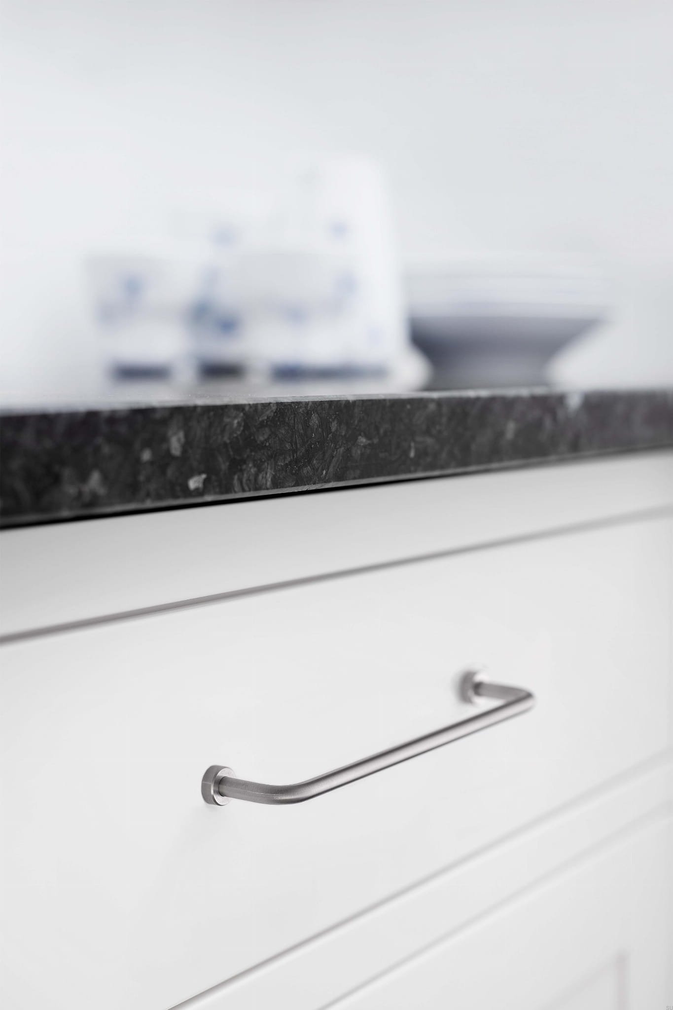 240330128-25--Uchwyt-meblowy-podłużny-Lounge-128-Stalowy-Srebrny-Polerowany-Furnipart-Skandynawskie-Uchwyty_2