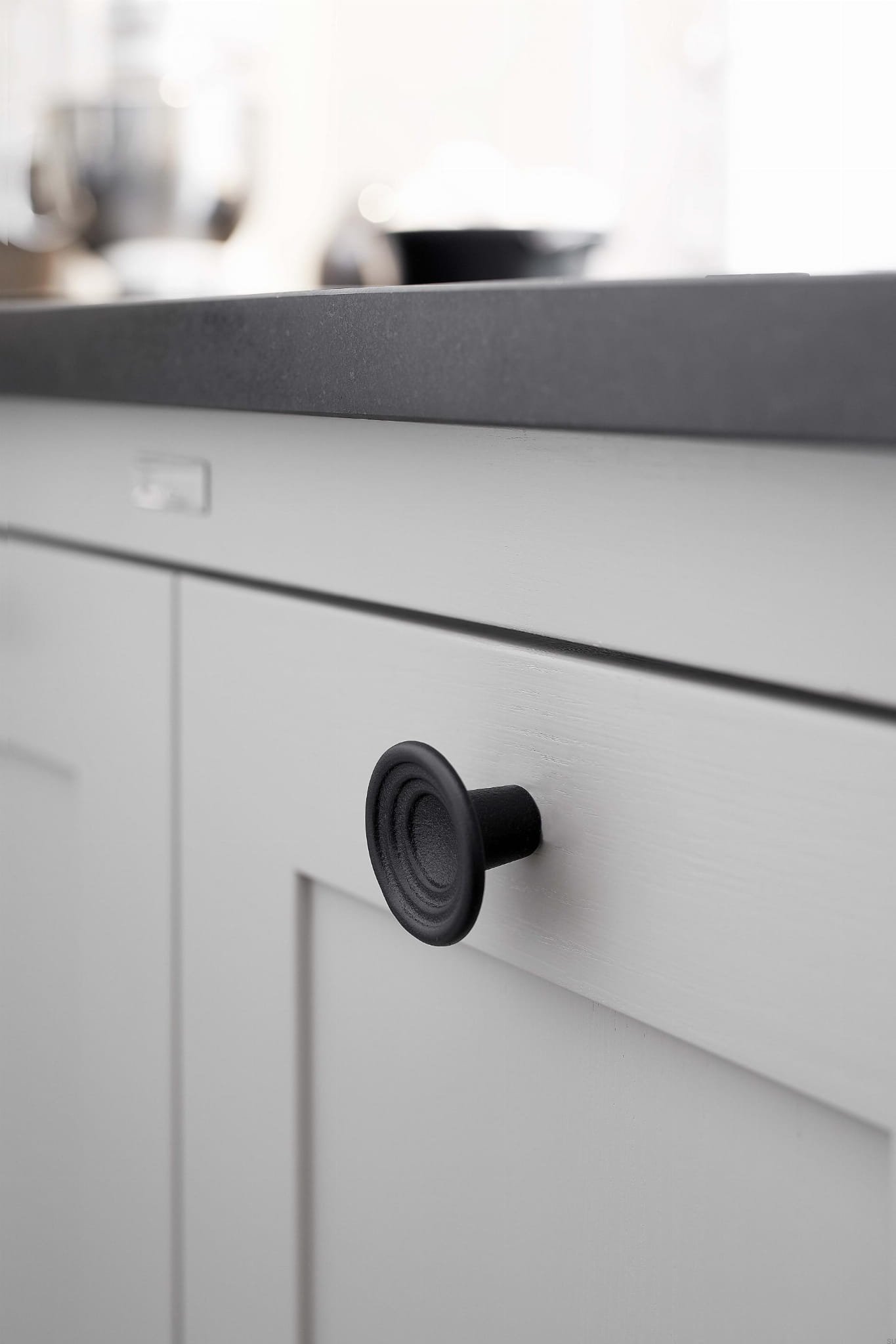 300030046-9005--Gałka-meblowa-Fleur-46,1-Żeliwna-Czarna-Matowa-Furnipart-Skandynawskie-Uchwyty_2