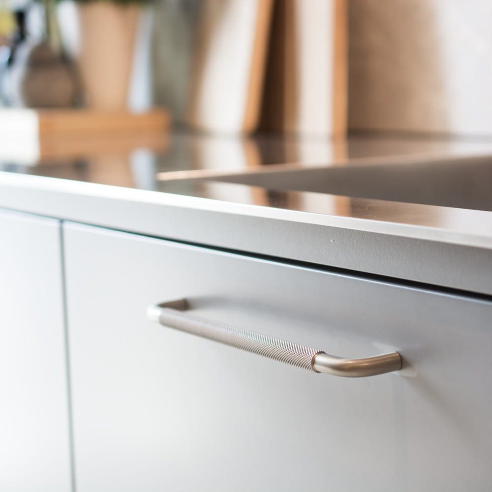 Uchwyt podłużny Helix, stal nierdzewna, na meblu