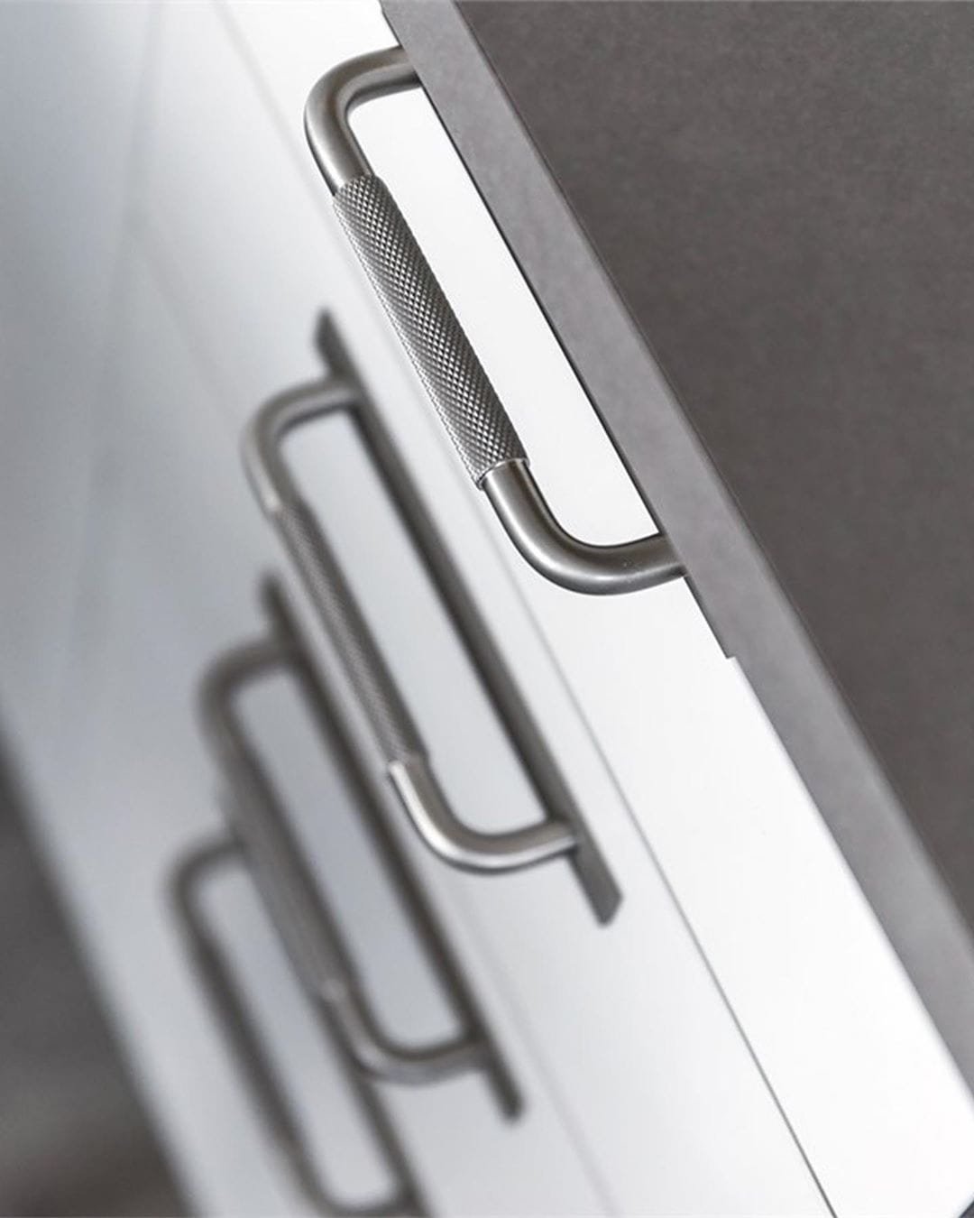 Uchwyt podłużny Helix, stal nierdzewna z podkładką, na meblu