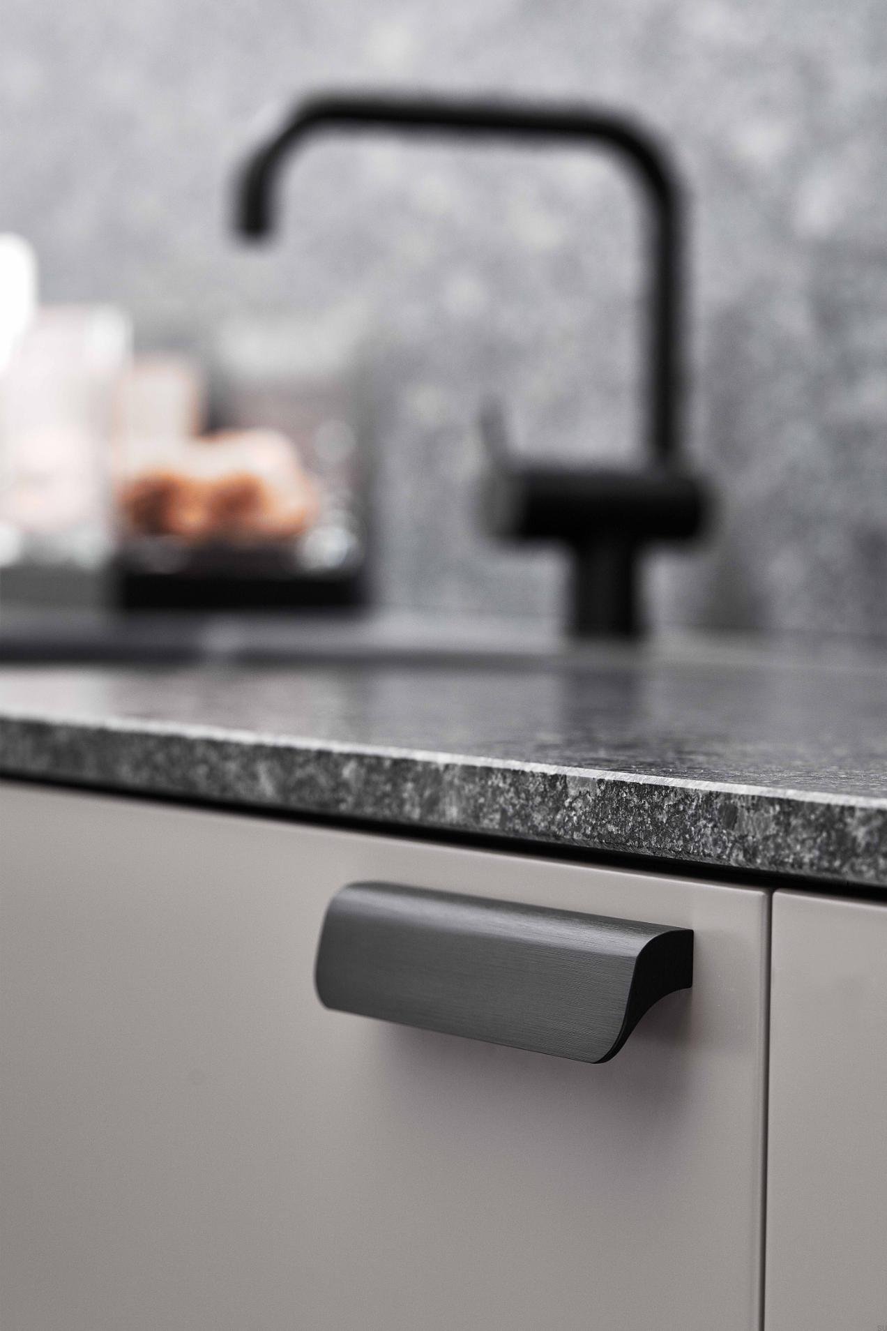 434320128-76--Uchwyt-meblowy-podłużny-Fall-128-Aluminiowy-Czarny-Mat-Szczotkowany-Furnipart-Skandynawskie-Uchwyty_2