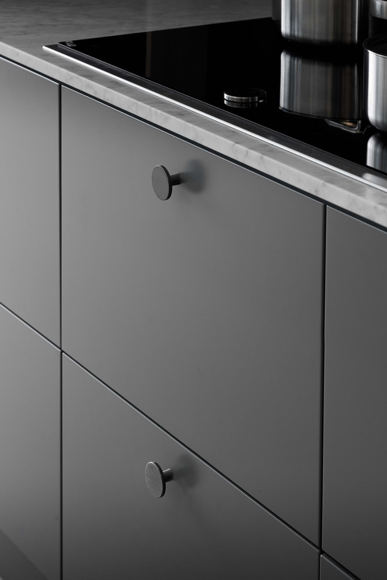 441320042-91--Gałka-meblowa-Plato-42-Aluminiowa-Antracytowa-Szczotkowana-Furnipart-Skandynawskie-Uchwyty_2