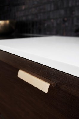 Продольная мебельная ручка Fringe 160, матовый алюминий и золото.