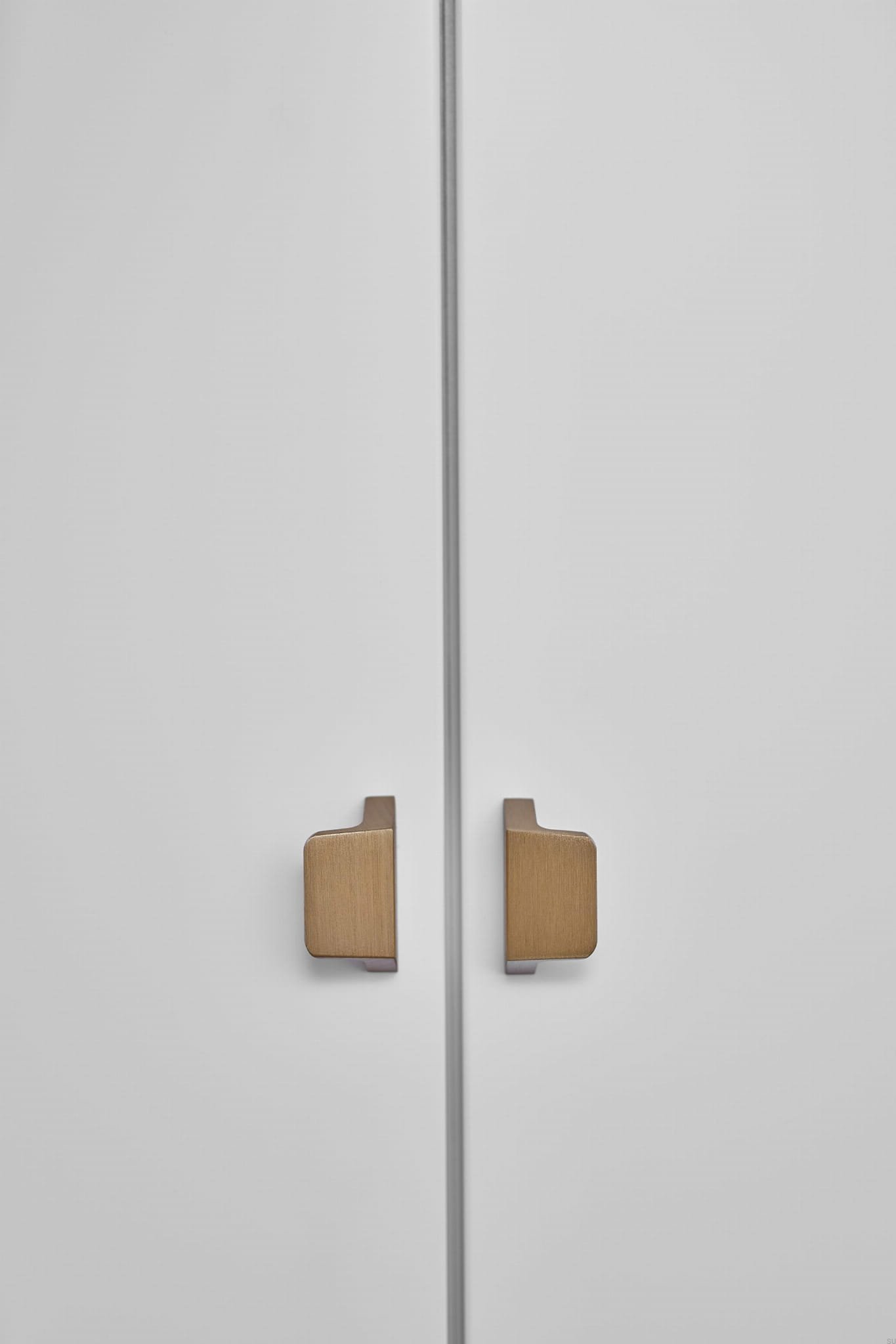 449220032-31--Uchwyt-meblowy-podłużny-Envelope-32-Aluminiowy-Złoty-Szczotkowany-Furnipart-Skandynawskie-Uchwyty_2