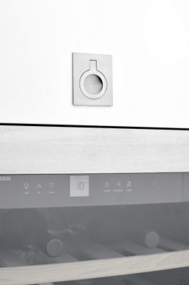 Flush 32 Встраиваемая мебельная ручка металлическая серебристая