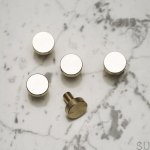 U.7.3--Gałka-Meblowa-Nena-S-Short-Mosiężna-Szczotkowana-Nielakierowana-Open&Hide-Skandynawskie-Uchwyty_3