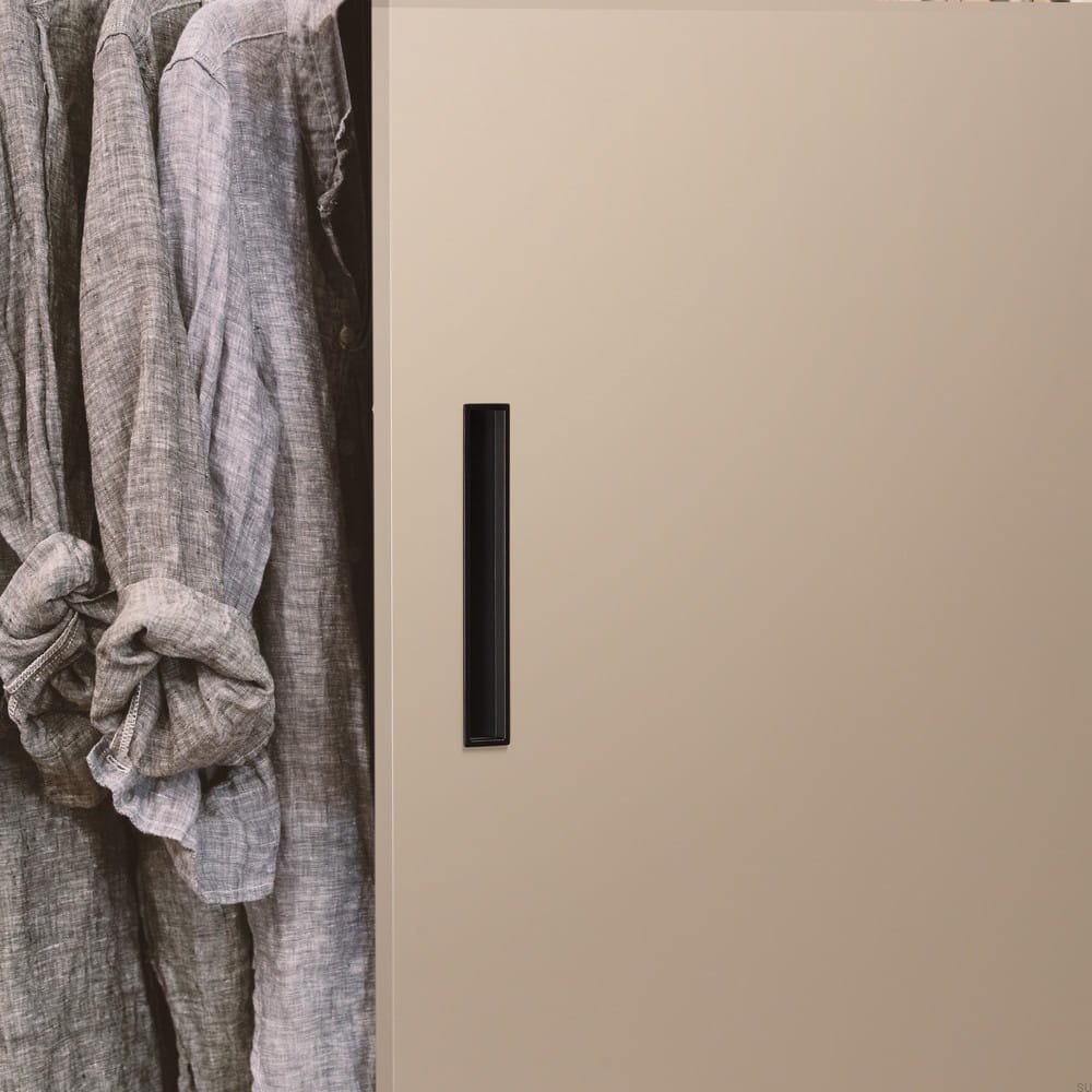 podluzny wpuszczany cubic czarny na meblu