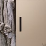 podluzny wpuszczany cubic czarny na meblu