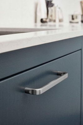 Ручка мебельная удлиненная металлическая серебристая Base 160