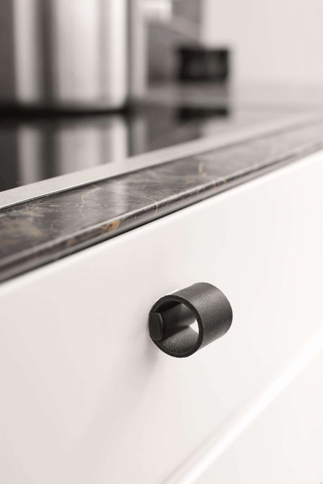 543360032-102/9005--Gałka-meblowa-Drum-32-Metalowa-Czarna-z-Czarną-Skórą-Furnipart-Skandynawskie-Uchwyty_2