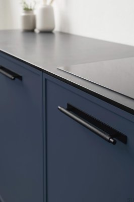 Ручка мебельная продолговатая Manor Back 128, металл, черный матовый