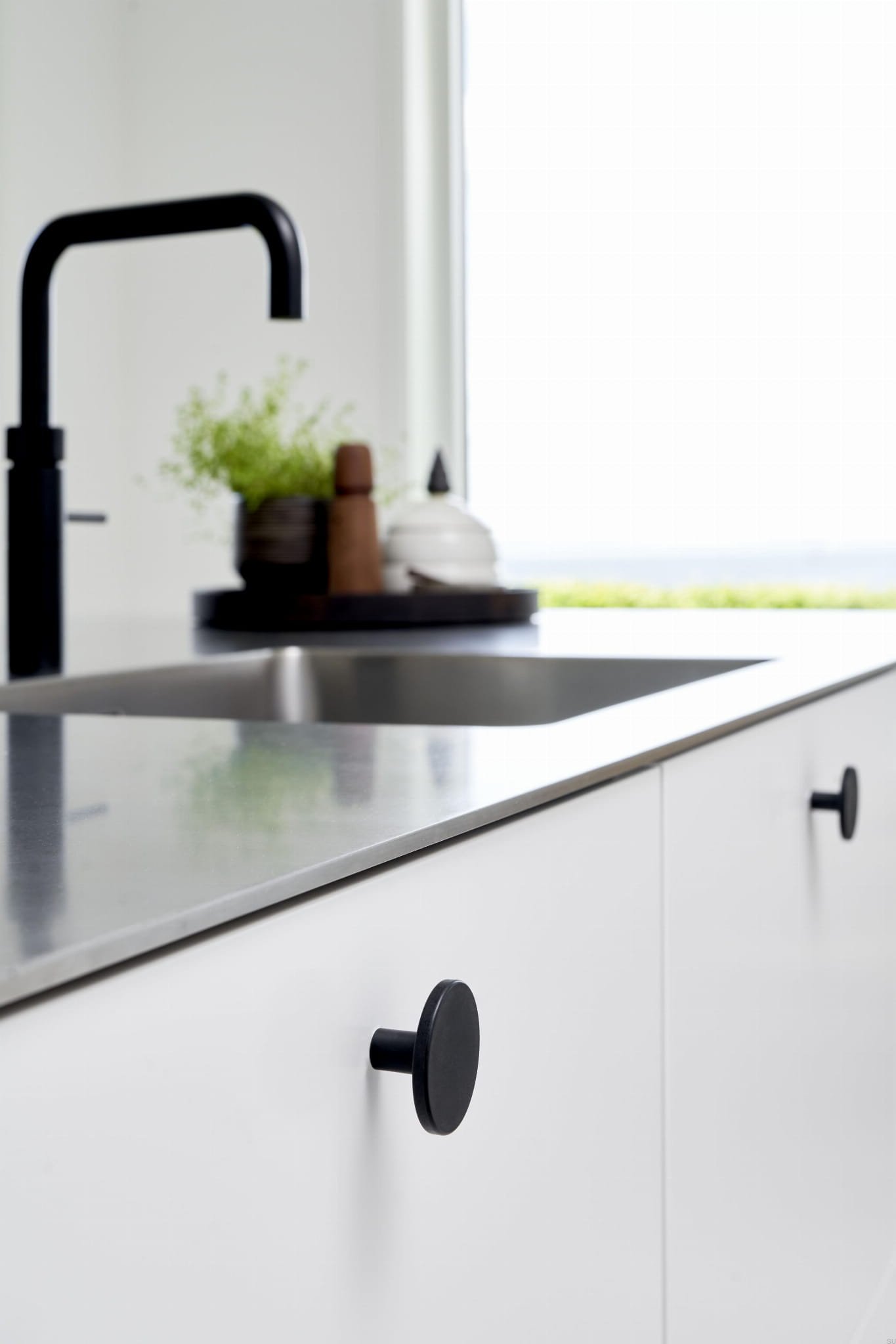 700010042-86--Gałka-meblowa-Plato-OceanIX-42,1-Plastikowa-Czarna-Furnipart-Skandynawskie-Uchwyty_2