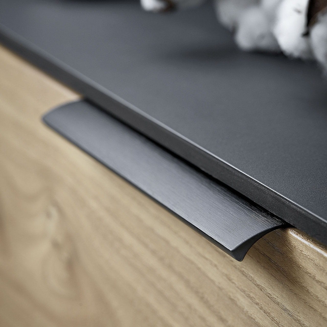 419720350-76.1--Uchwyt-meblowy-krawędziowy-Edge-Straight-350-Aluminiowy-Czarny-Mat-Szczotkowany-Furnipart_Skandynawskie-Uchwyty_3