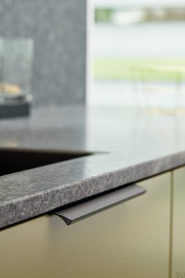 Ручка для мебели Edge Straight 600 из алюминия, матово-черная, шлифованная