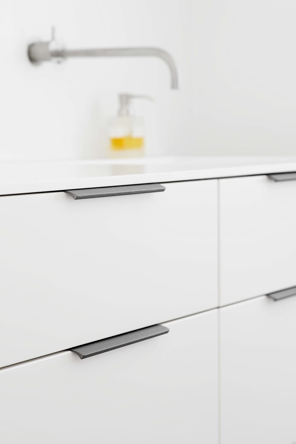 419720040-91.1--Uchwyt-meblowy-krawędziowy-Edge-Straight-20-Aluminiowy-Antracyt-Szczotkowany-Furnipart-Skandynawskie-Uchwyty_2