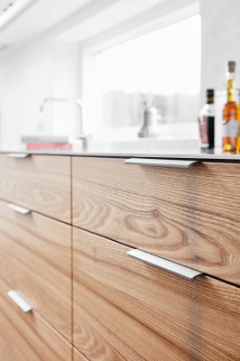 Ручка для мебели Edge Straight 1200 из алюминия и серебра