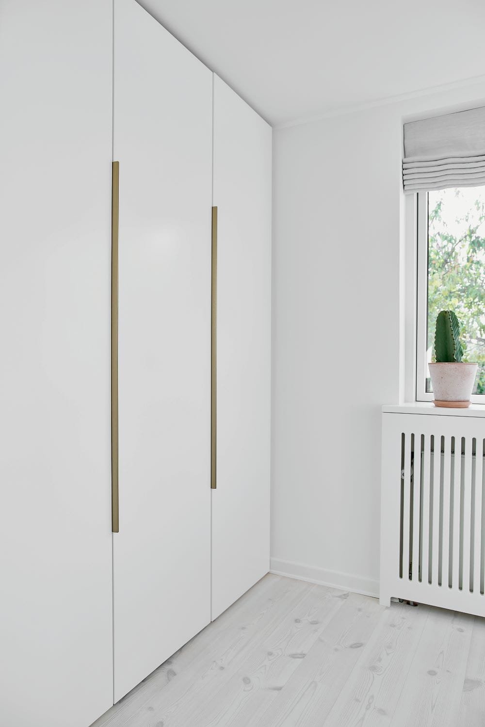 4197201200-31.1--Uchwyt-meblowy-krawędziowy-Edge-Straight-1200-Aluminiowy-Złoty-Szczotkowany-Furnipart-Skandynawskie-Uchwyty_2