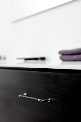 Мебельная ручка Lounge 160 из полированной стали с черной кожей